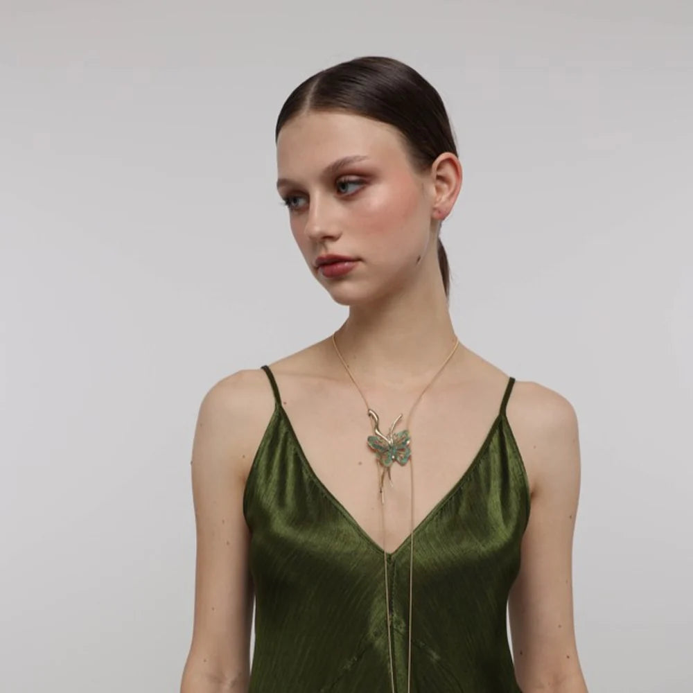 Collar con mariposa regulable