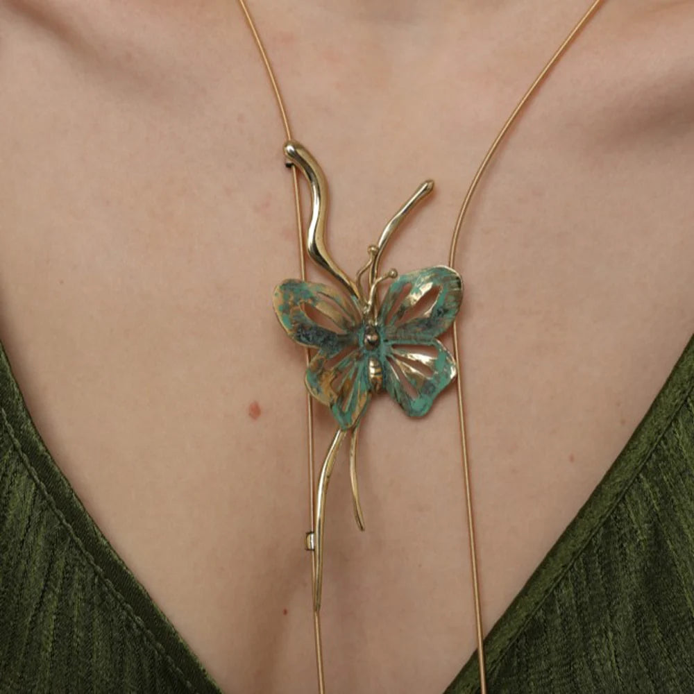 Collar con mariposa regulable