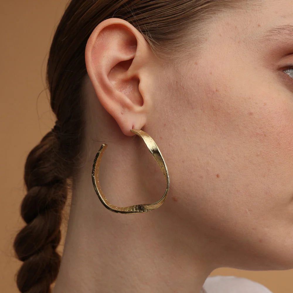 argollas torzadas doradas 
