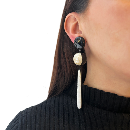 aros largos blancos  y negros de madera y nacar 