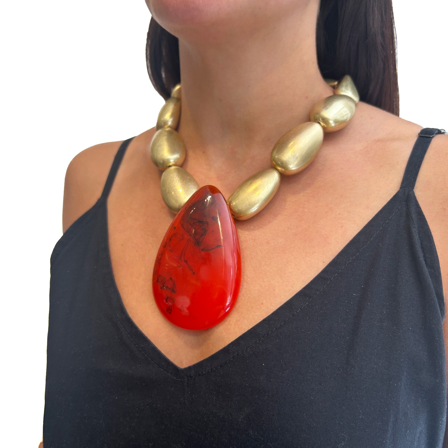 collar dorado y rojo