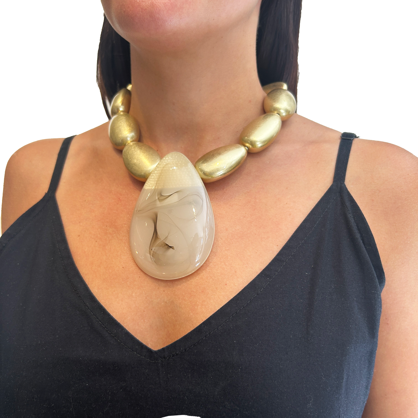 Collar dorado con gota de resina