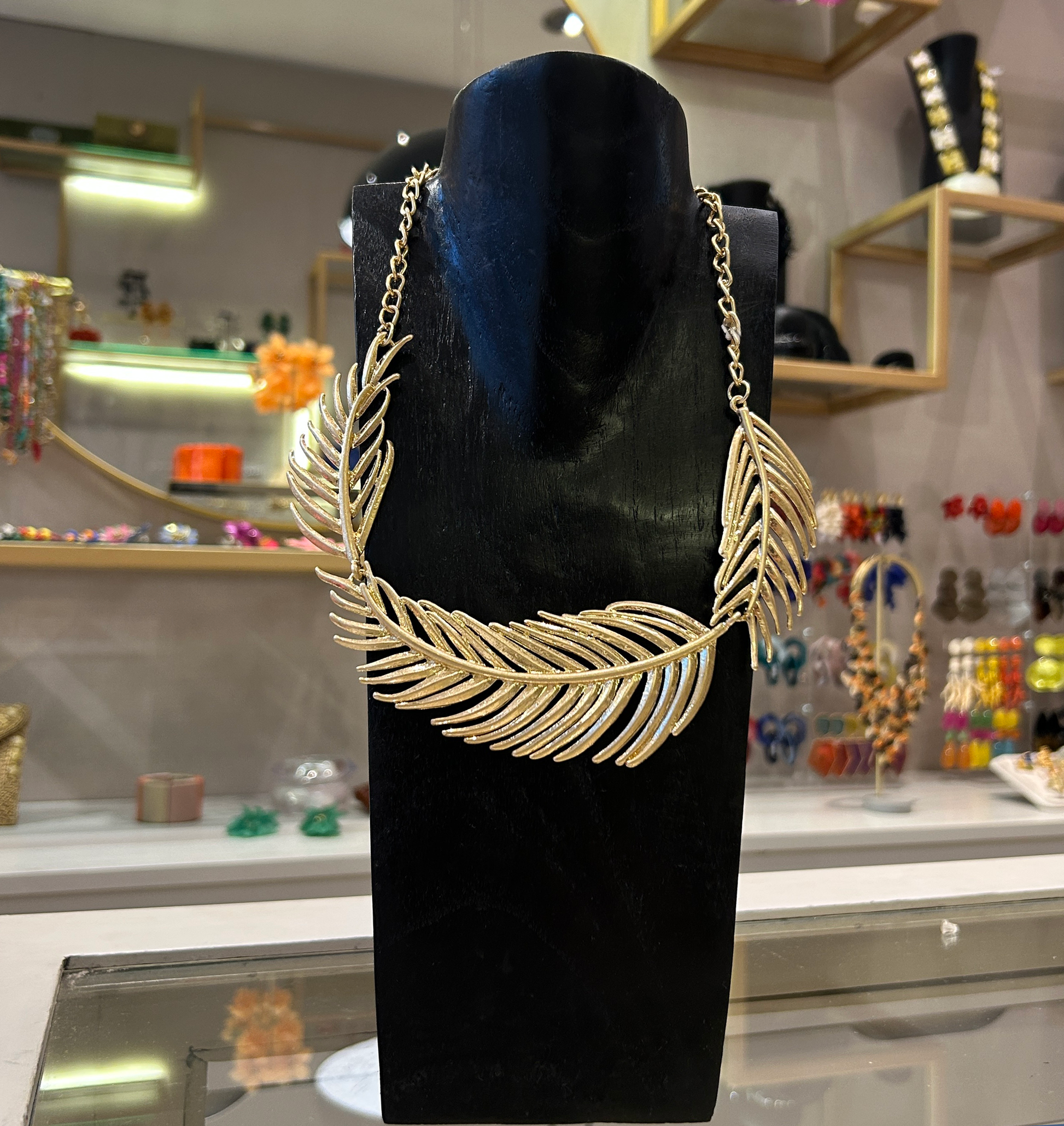 collar corto  hojas de metal dorado