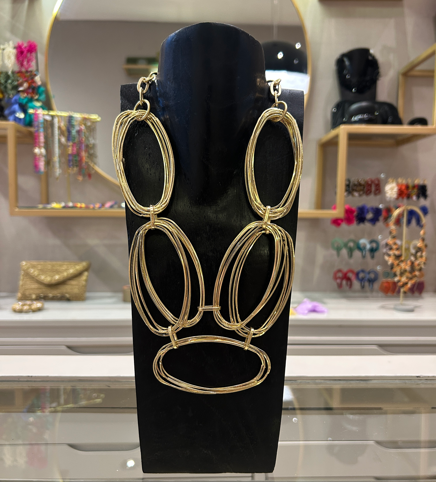 collar dorado de metal 