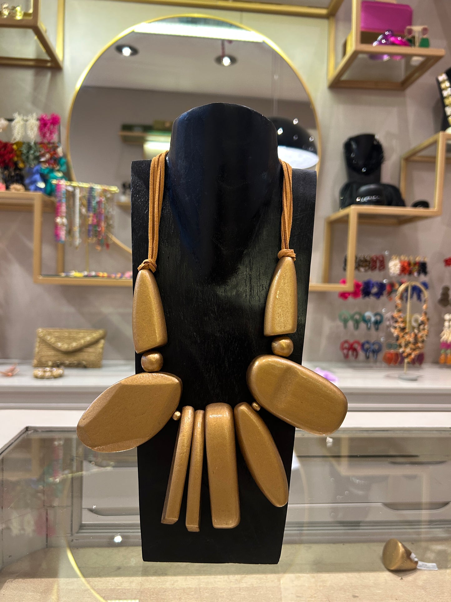 collar de madera dorado
