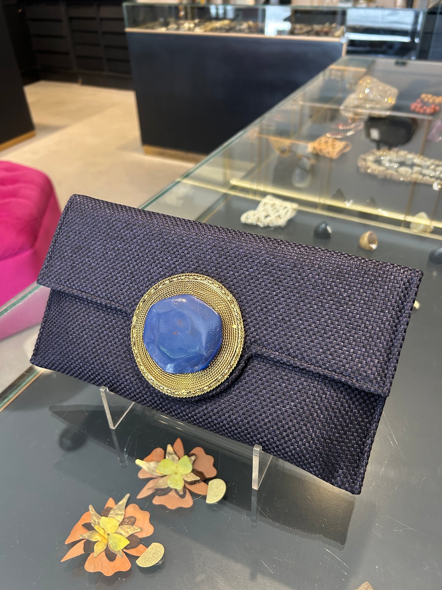 Sobre azul marino con ágata