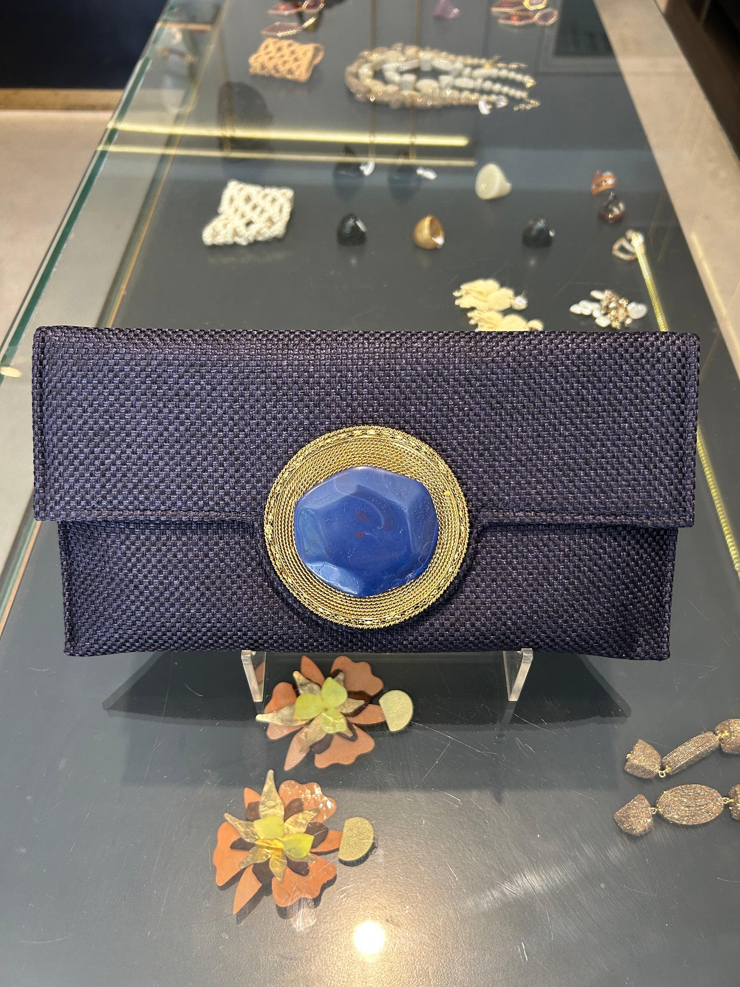 Sobre azul marino con ágata