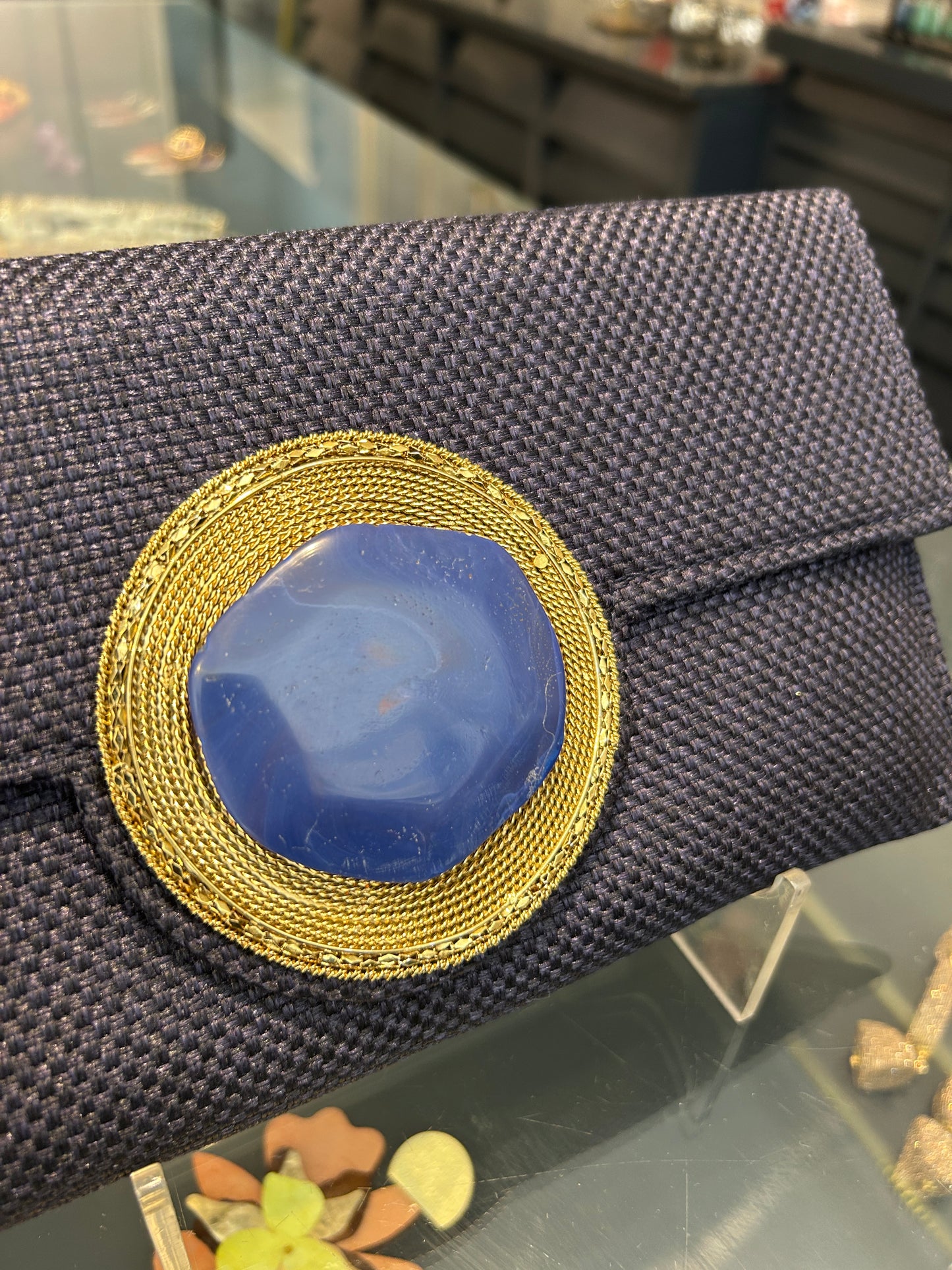 Sobre azul marino con ágata