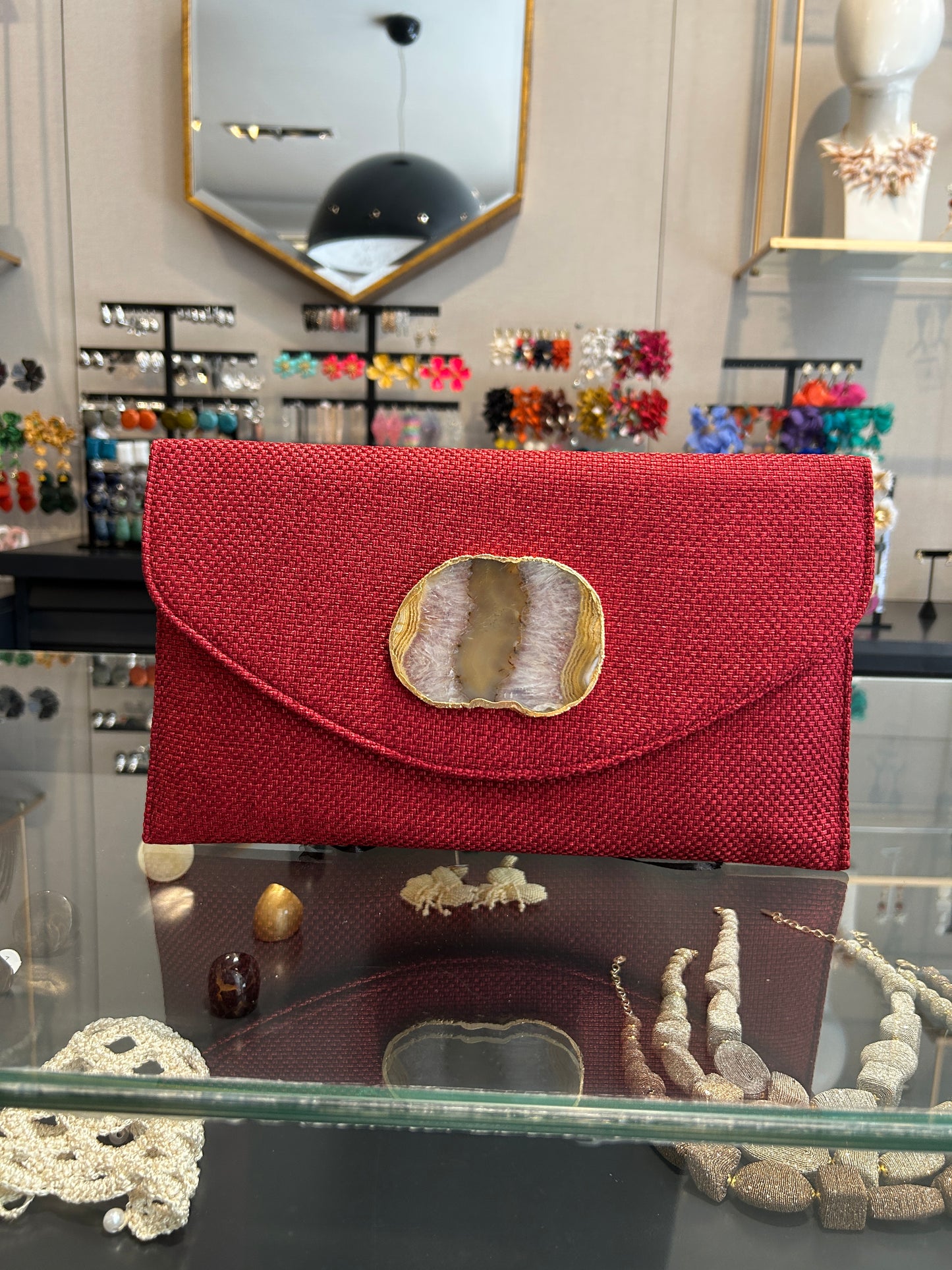 sobre tejido color rojo
