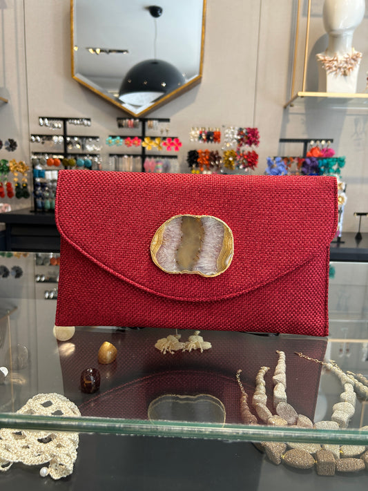 sobre tejido color rojo
