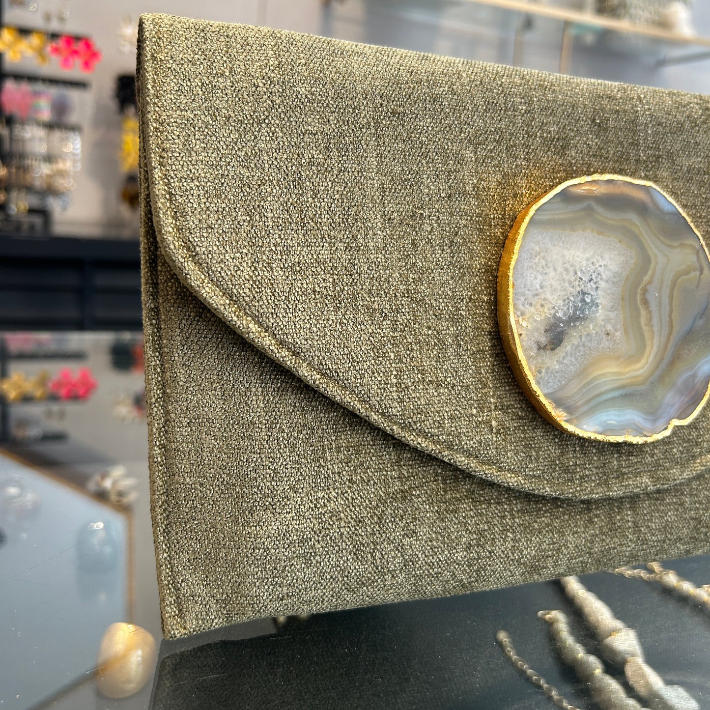 Sobre caqui  con ágata