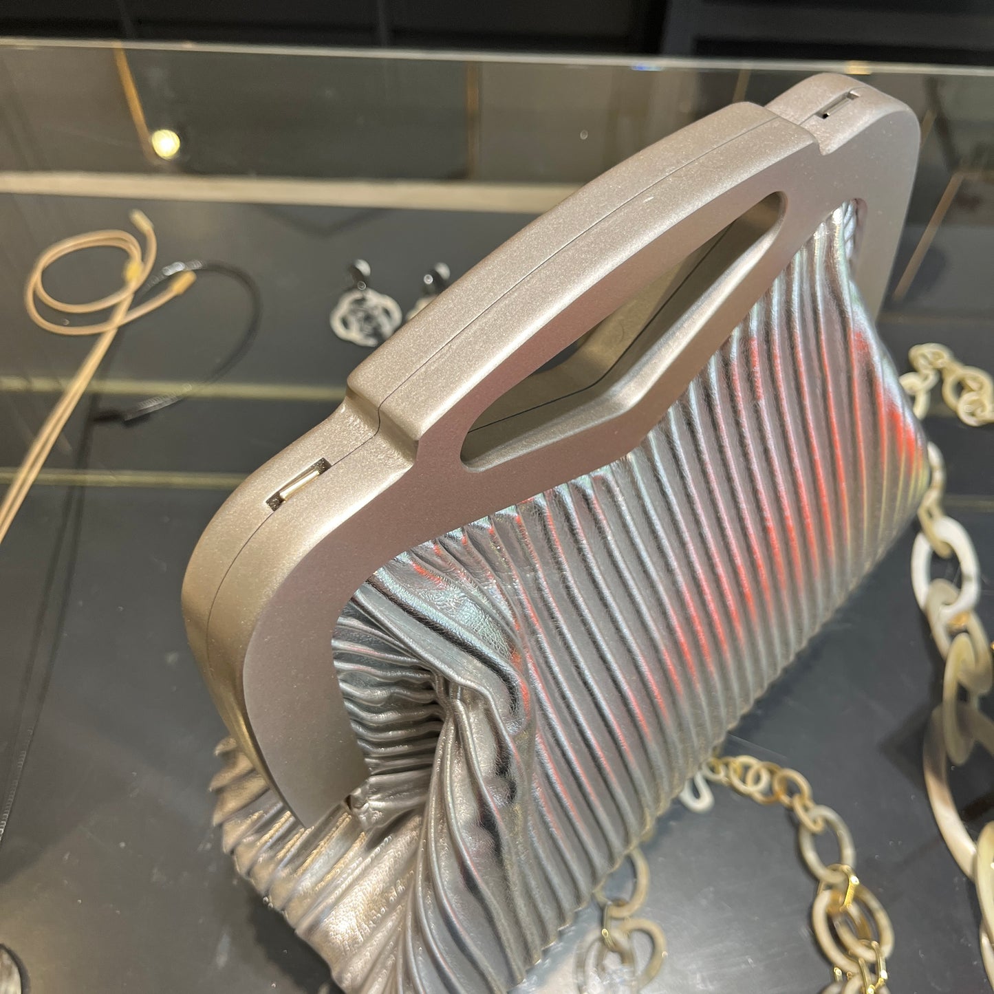 Bolso plisado plateado