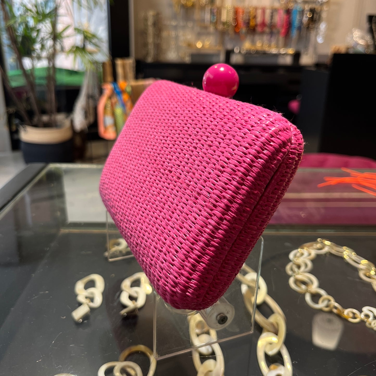 Clutch de rafia fucsia