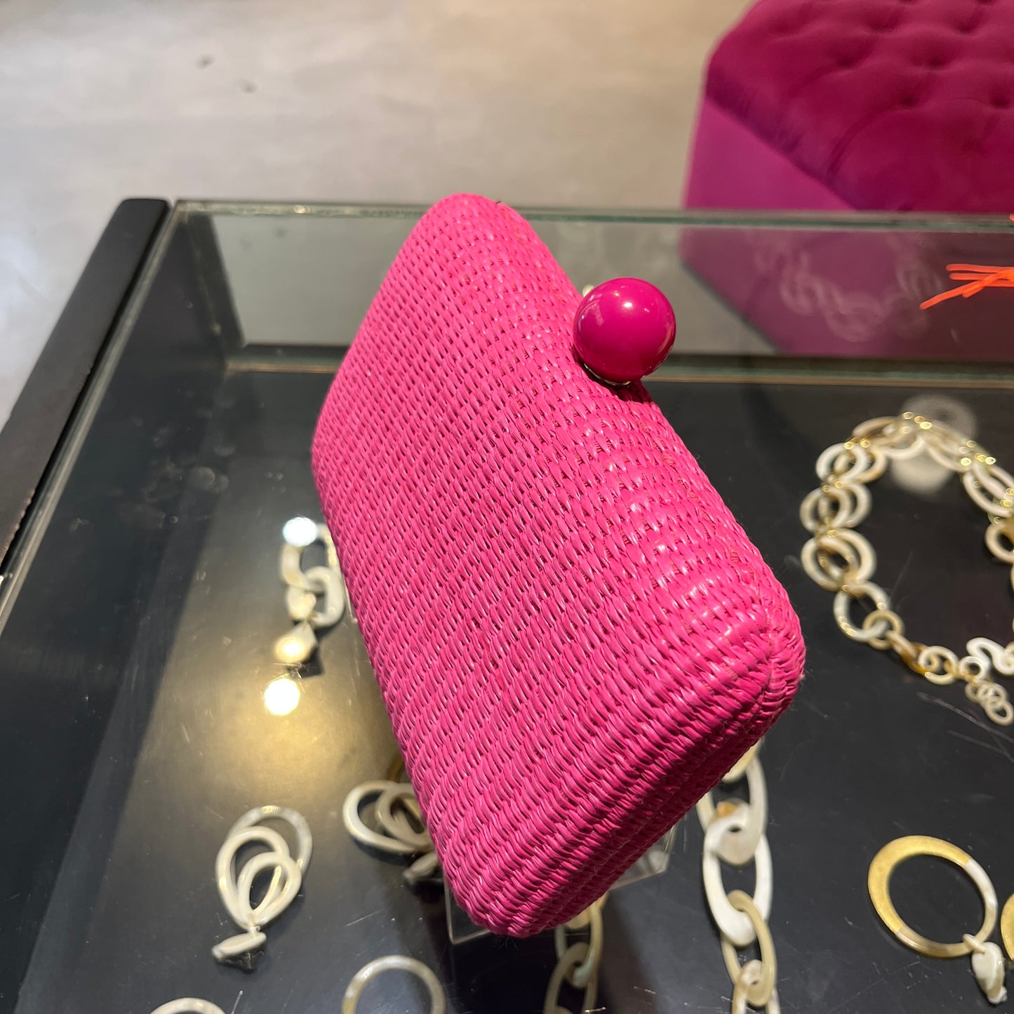 Clutch de rafia fucsia