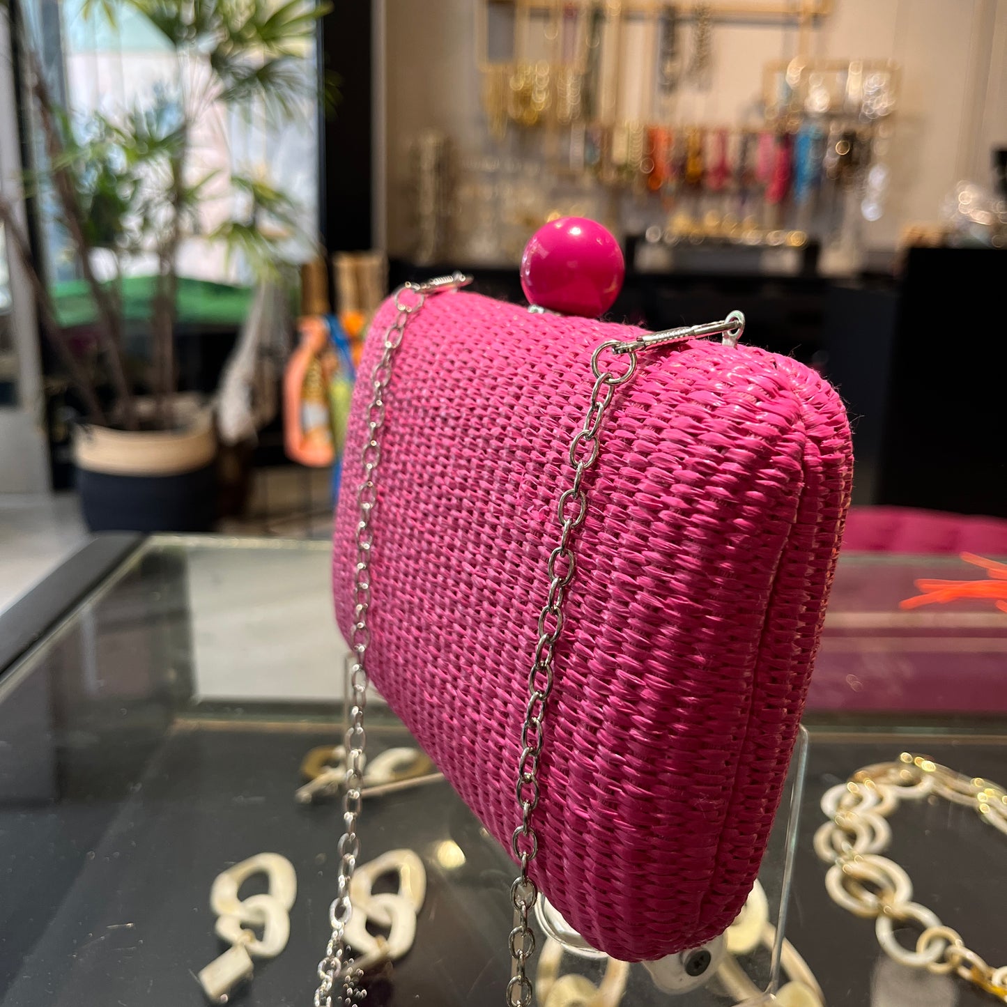 Clutch de rafia fucsia