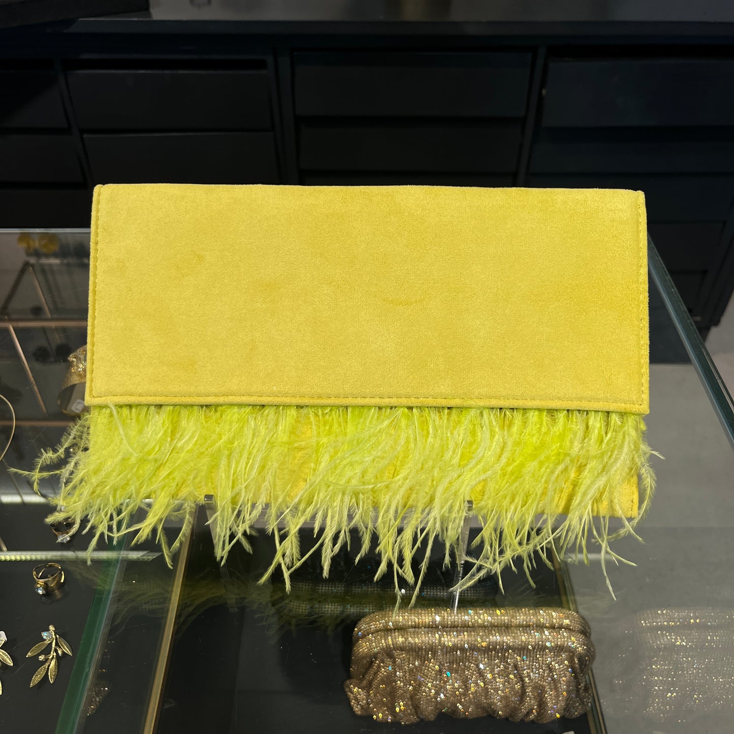 Bolso con plumas verde lima