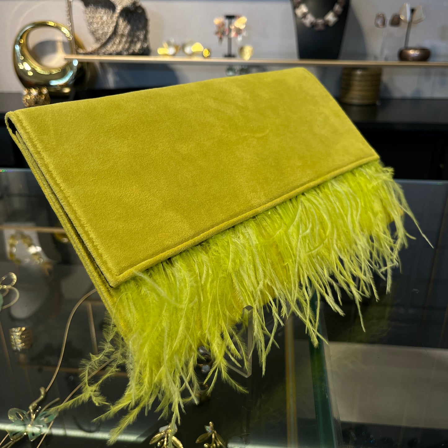 Bolso con plumas verde lima