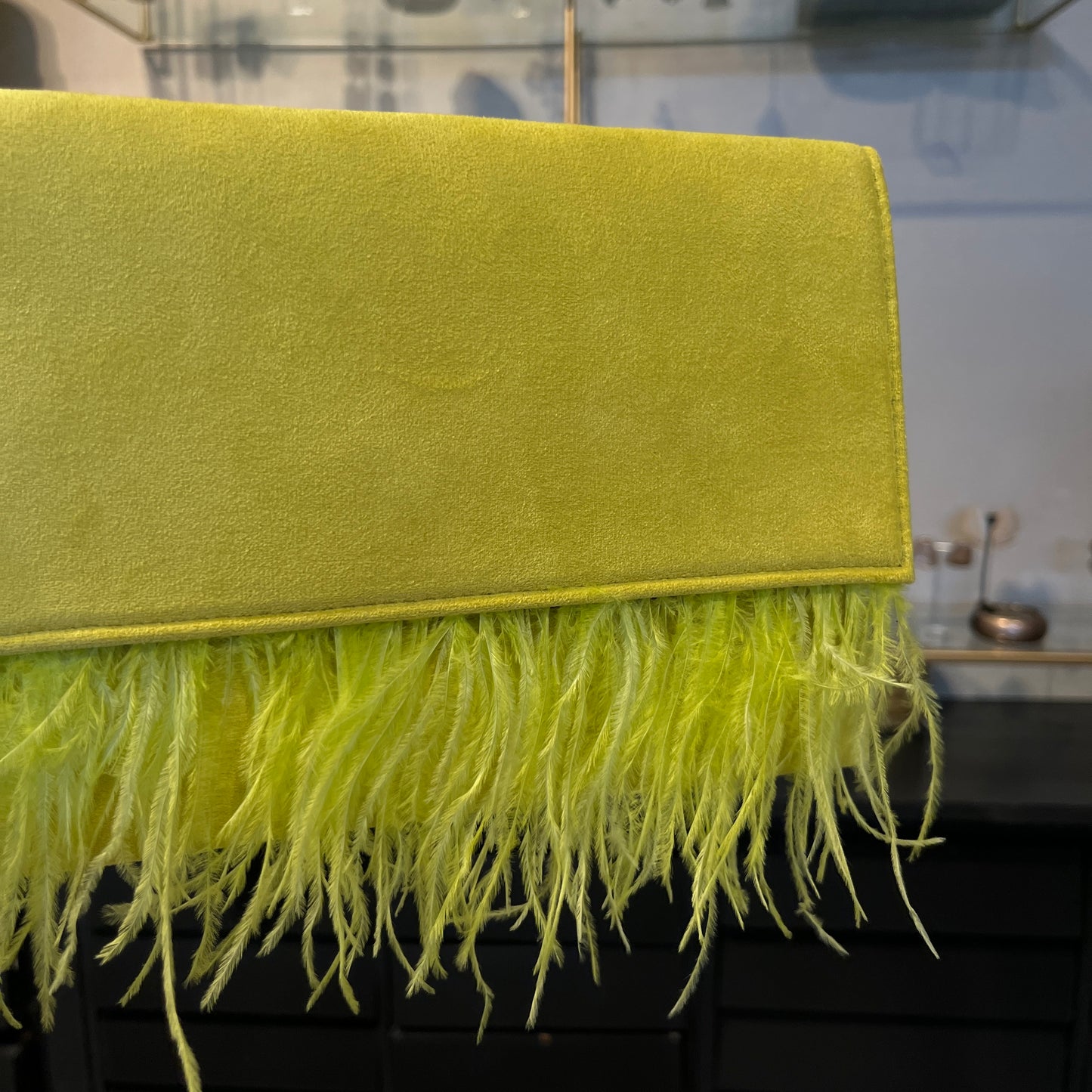 Bolso con plumas verde lima