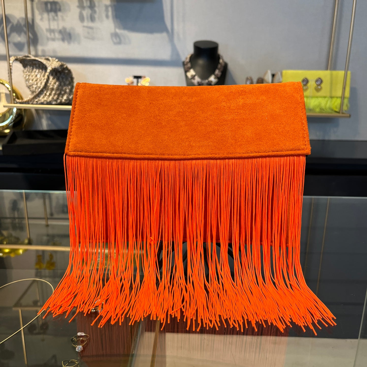 Bolso naranja con flecos