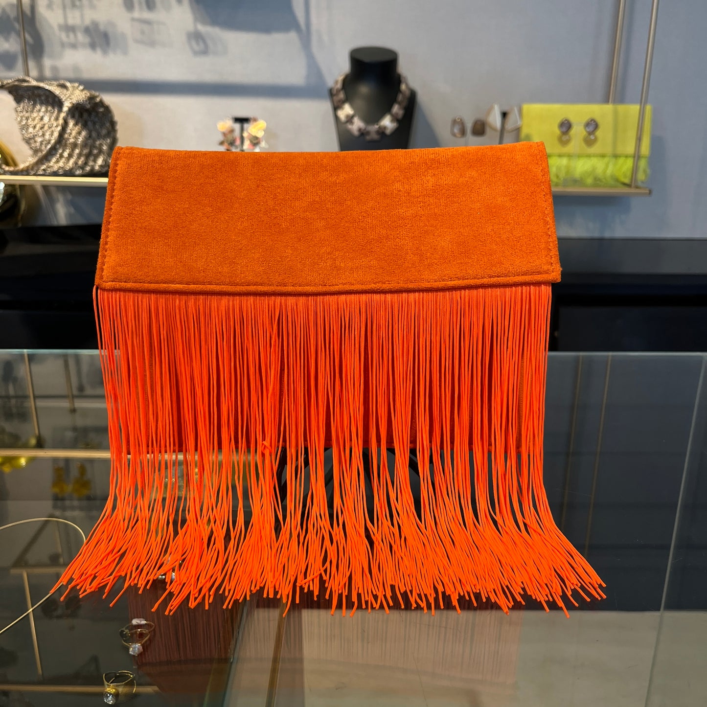 Bolso naranja con flecos