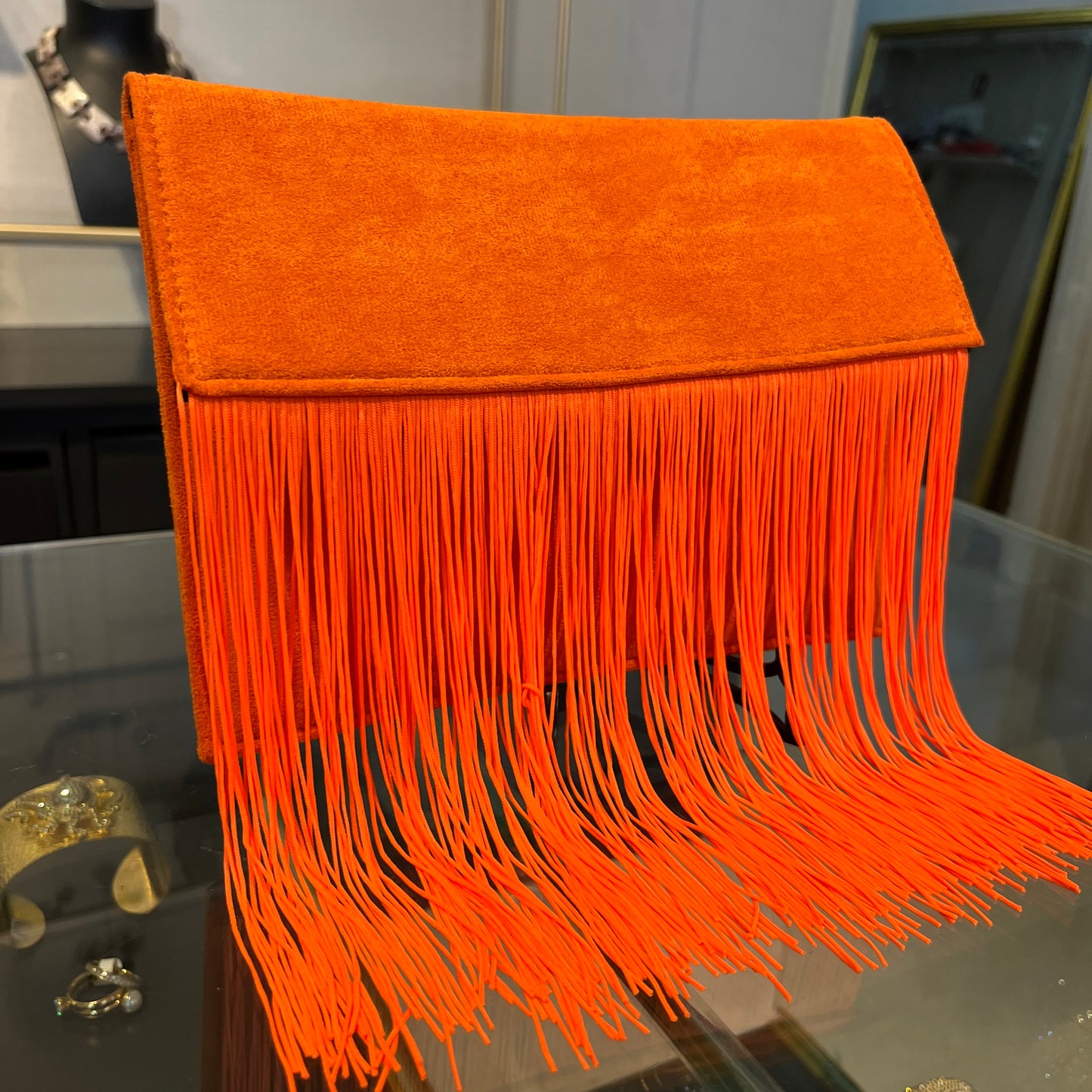Bolso naranja con flecos