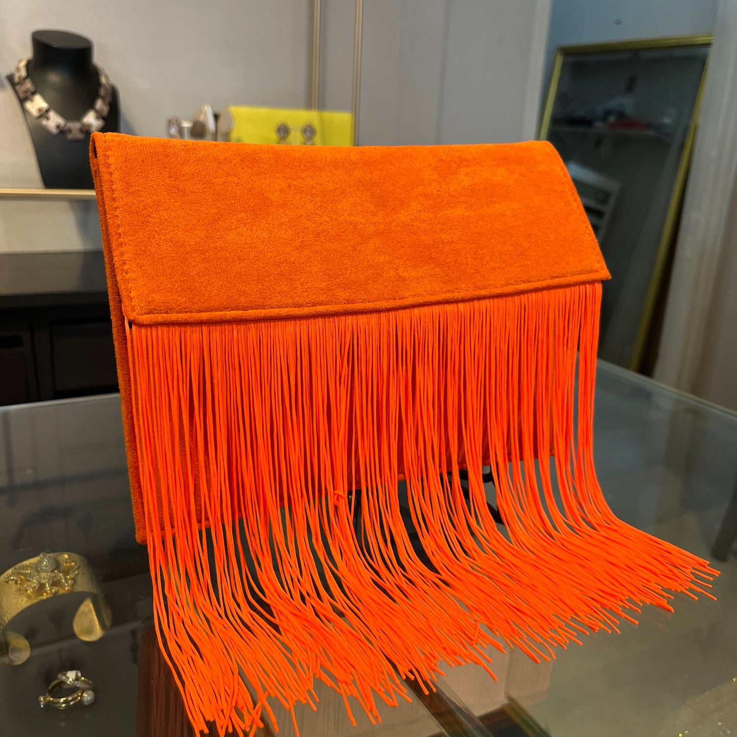 Bolso naranja con flecos