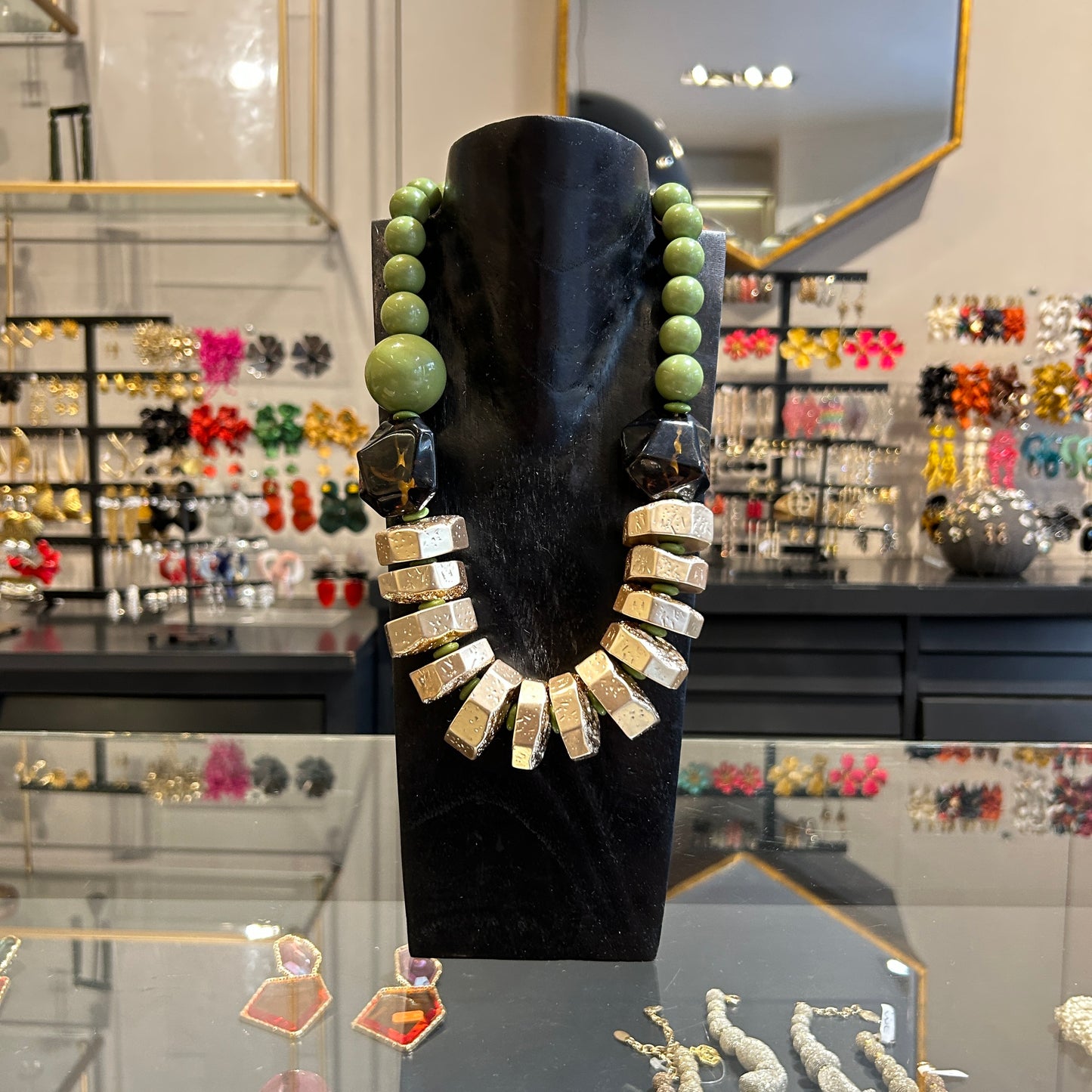 collar de resina verde y dorado