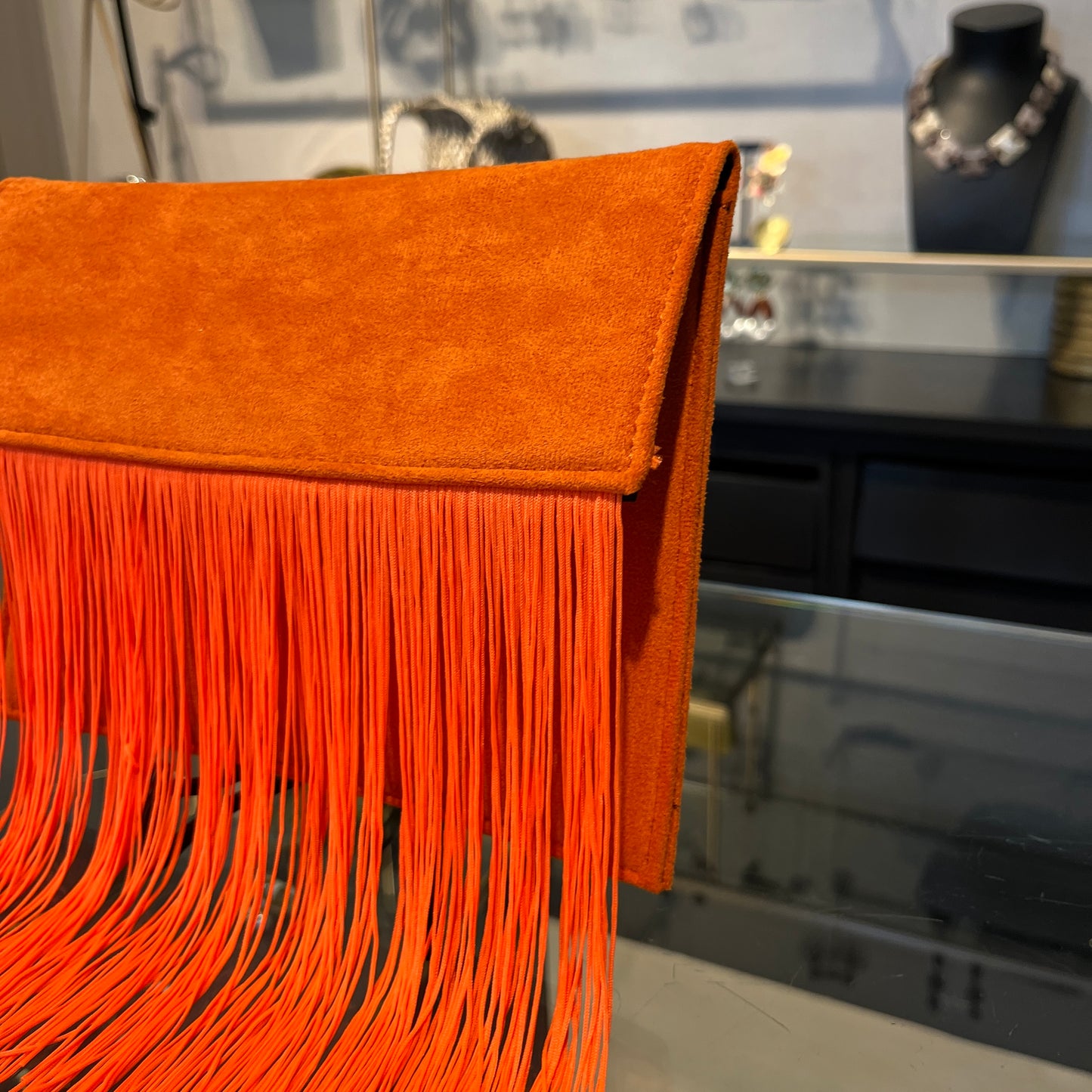 Bolso naranja con flecos