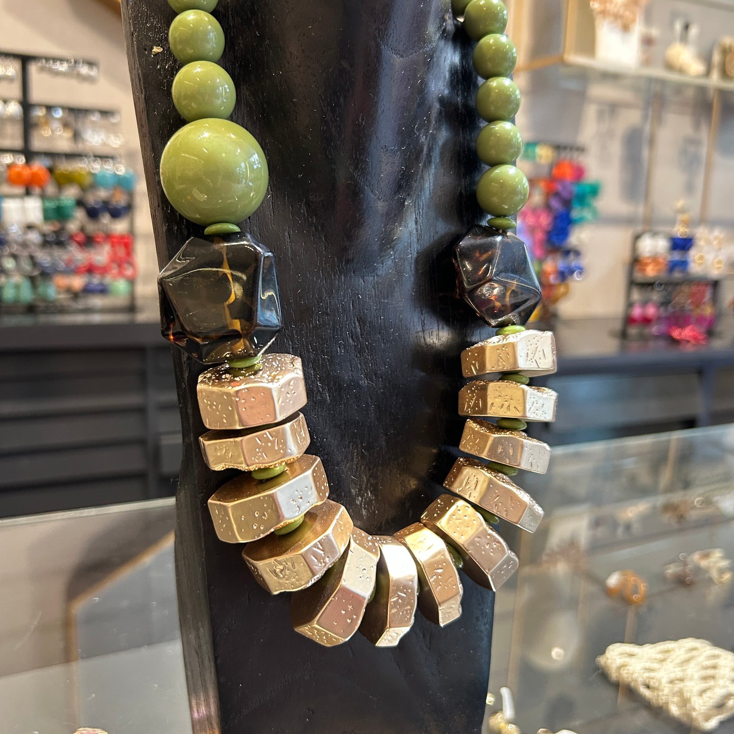 Collar verde y dorado