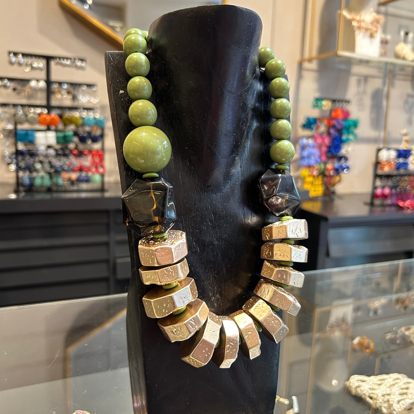 Collar verde y dorado