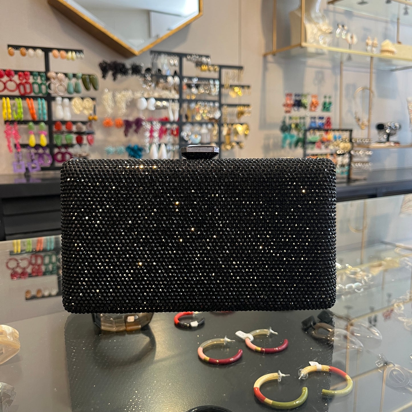clutch de cristales negros