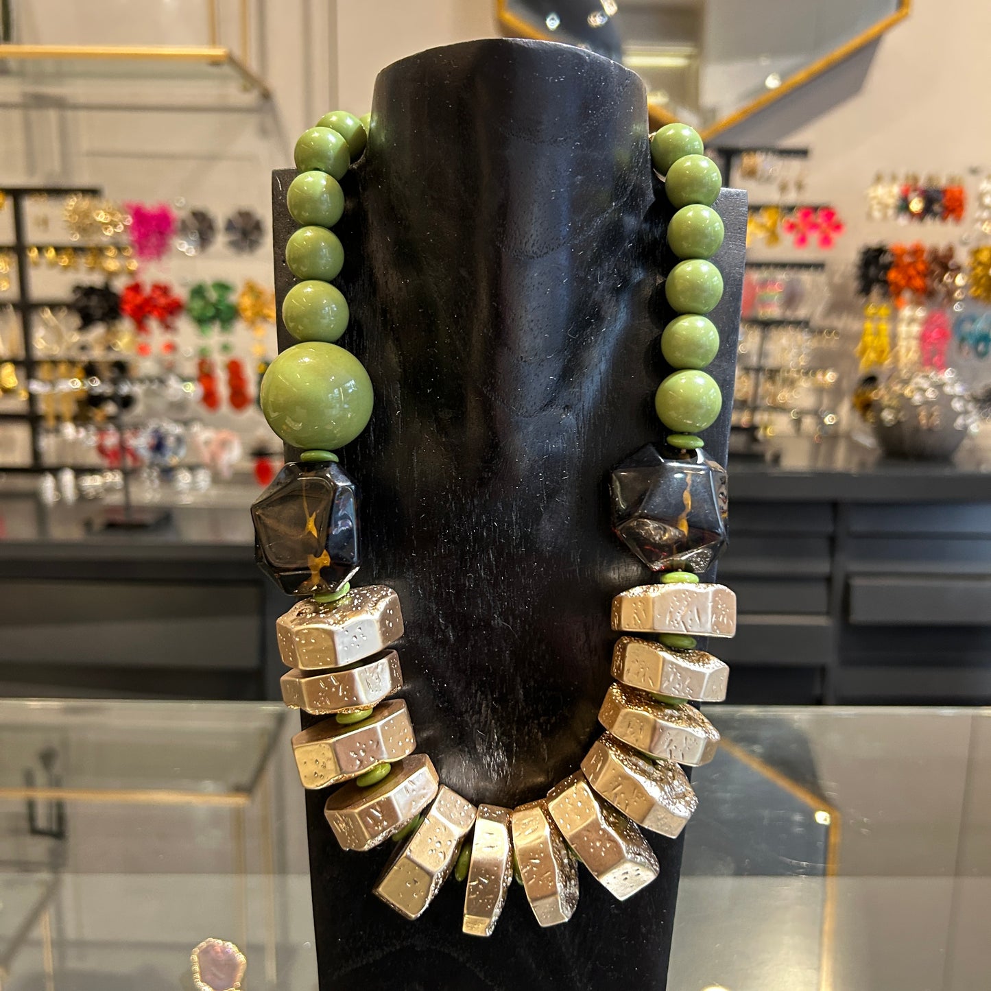 Collar verde y dorado