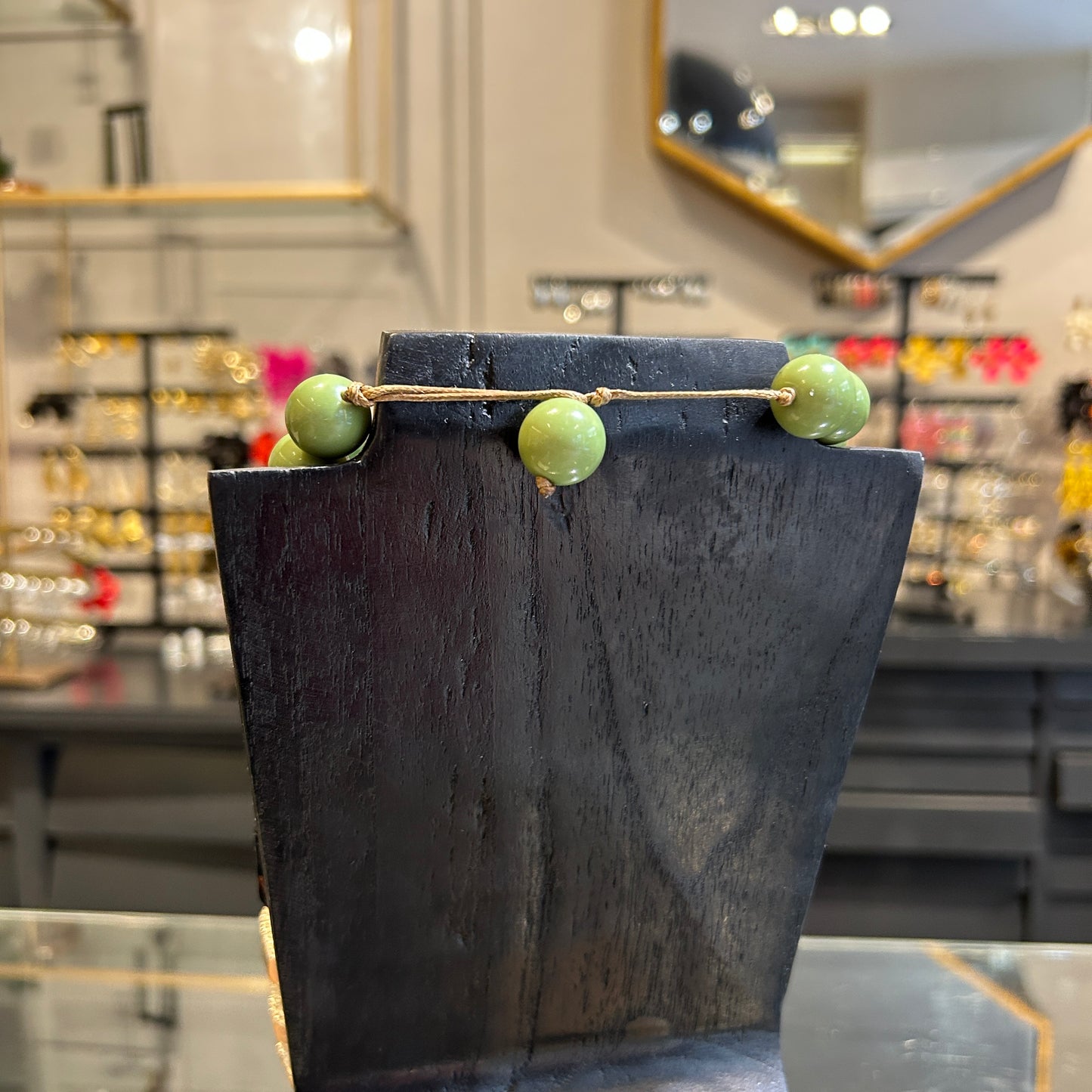 Collar verde y dorado