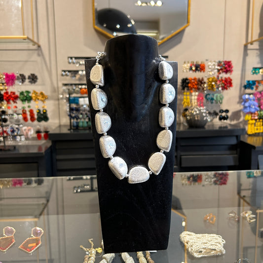 collar corto resina metalizada