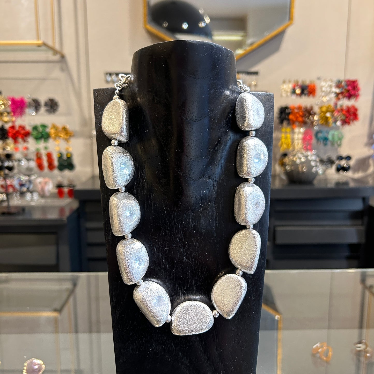 collar corto resina metalizada