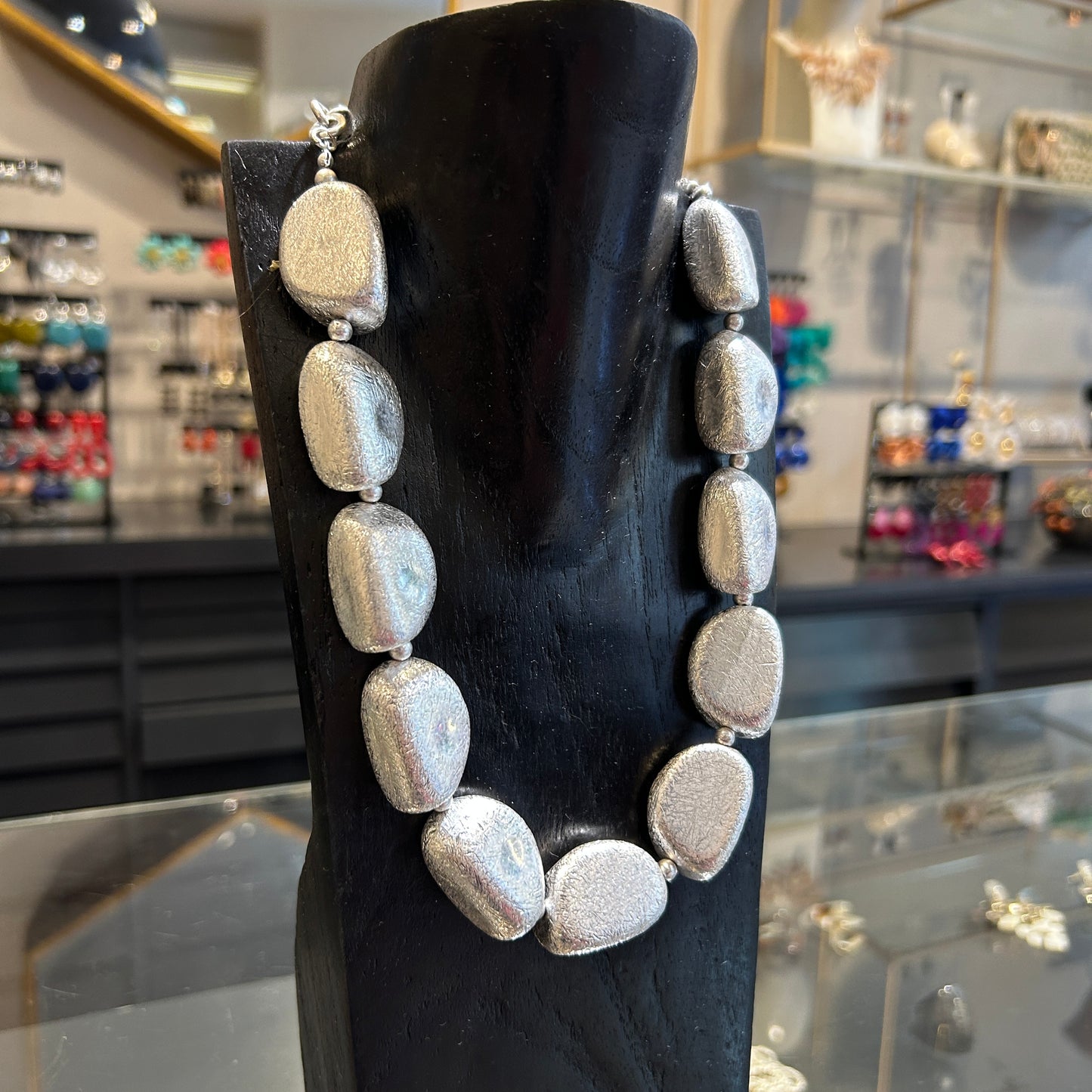 collar corto resina metalizada