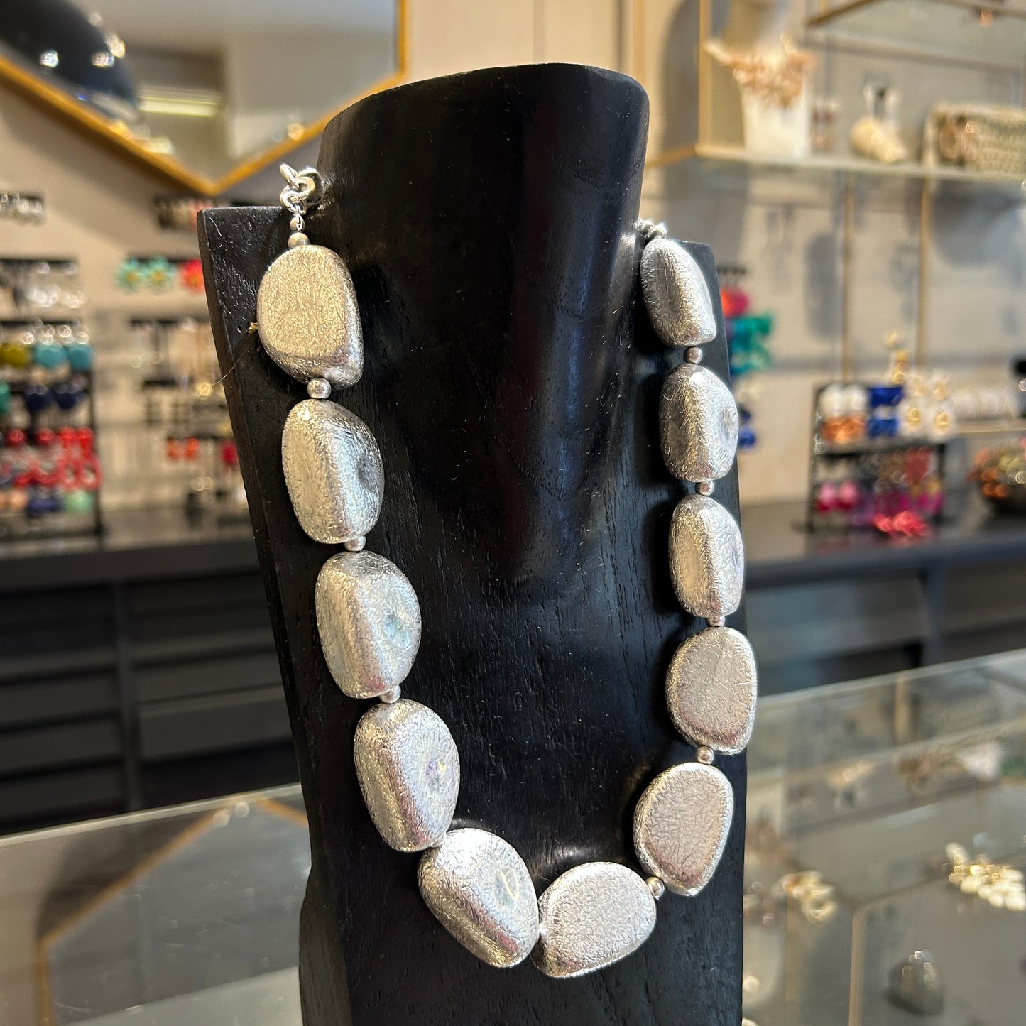 collar corto resina metalizada