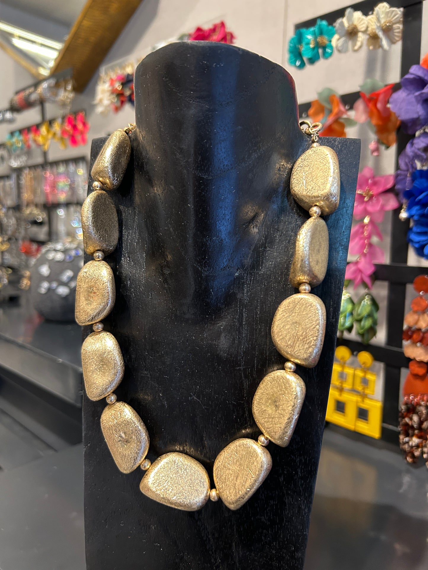 collar corto resina metalizada