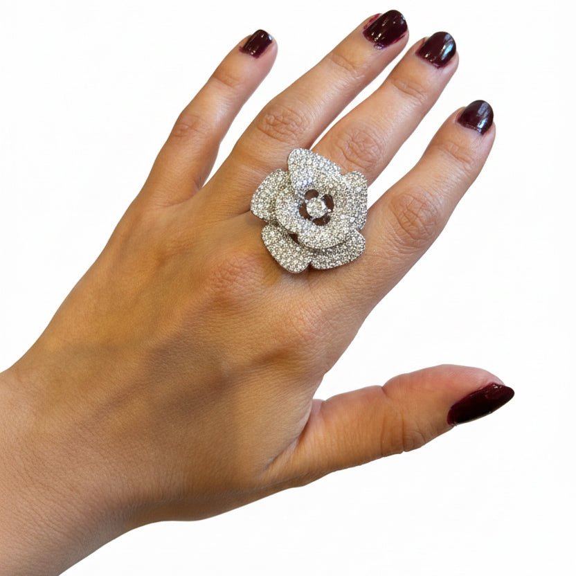 Anillo flor de zirconia