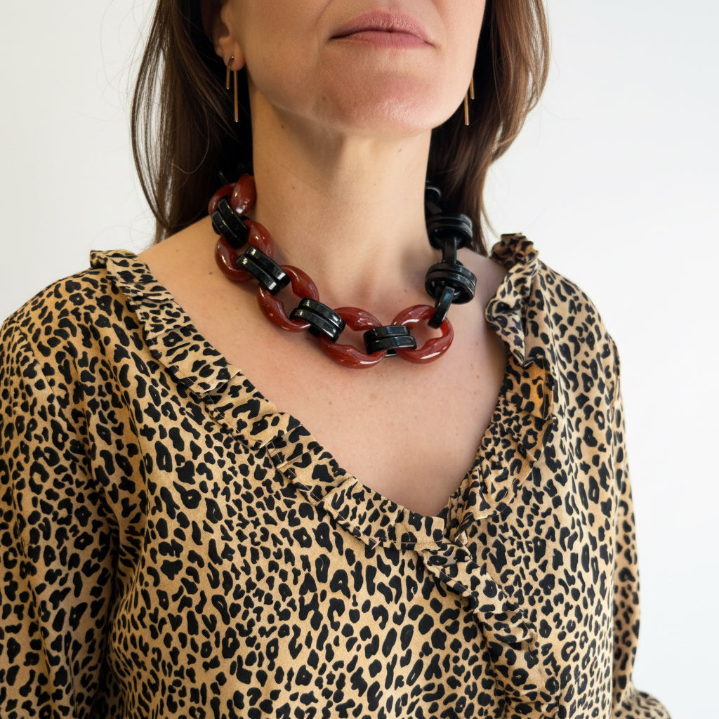 Collar bordo y negro