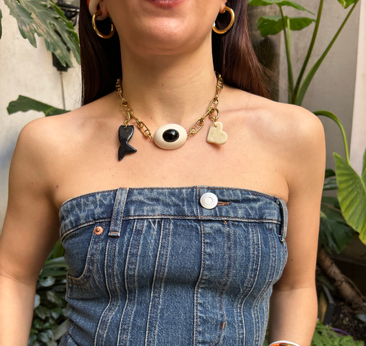 collar de cadena con dijes blanco y negro 