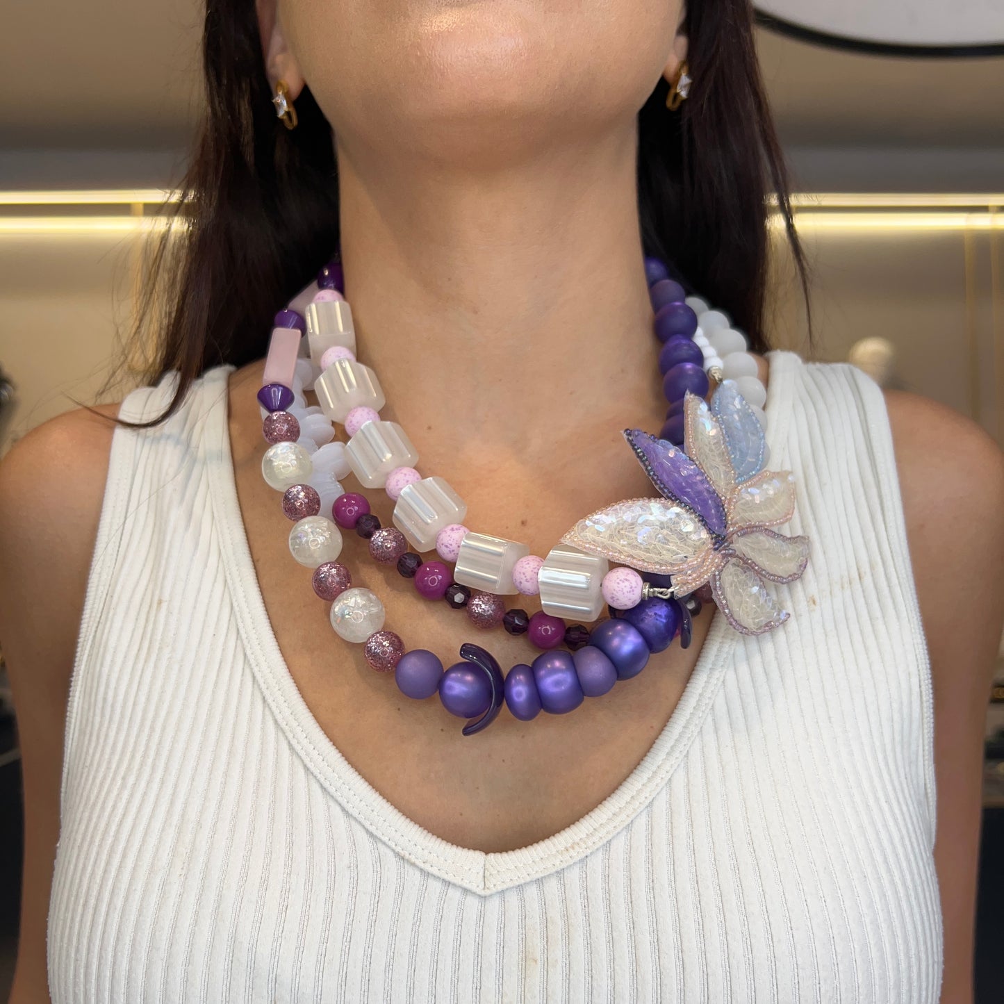 Collar blanco violeta con hoja bordada.