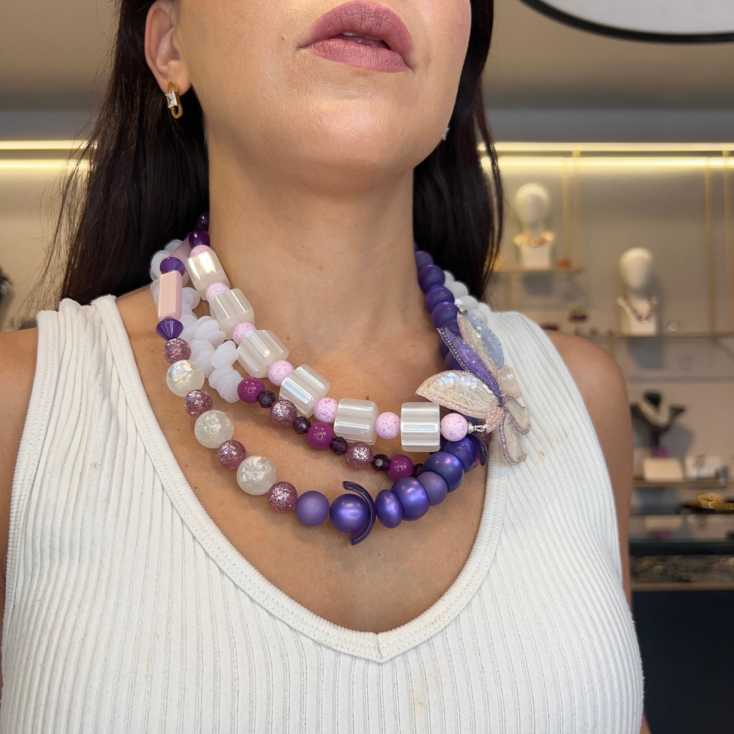 Collar blanco violeta con hoja bordada.