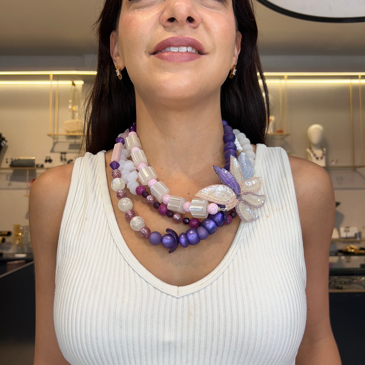 Collar blanco violeta con hoja bordada.