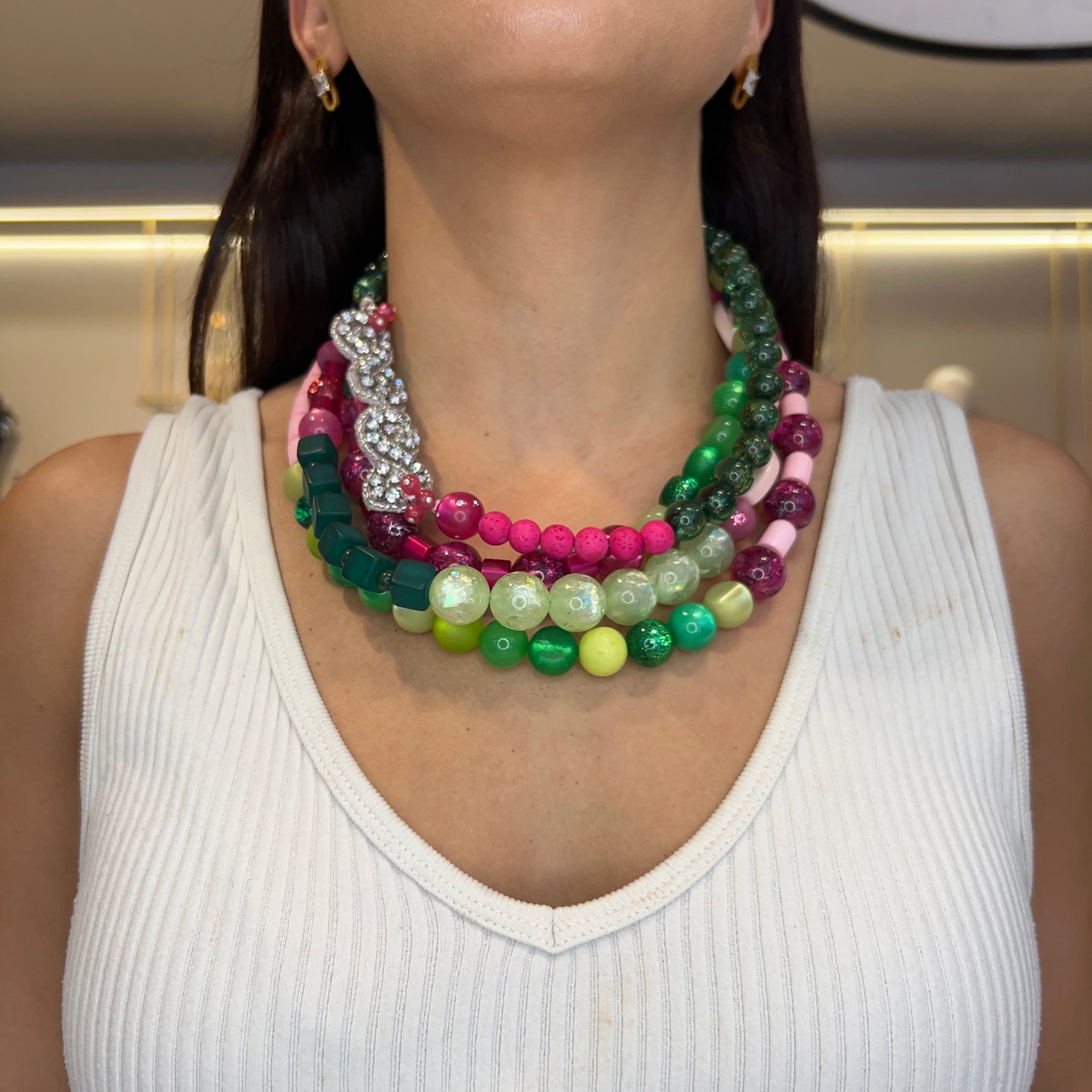 Collar fucsia, verde y rosa