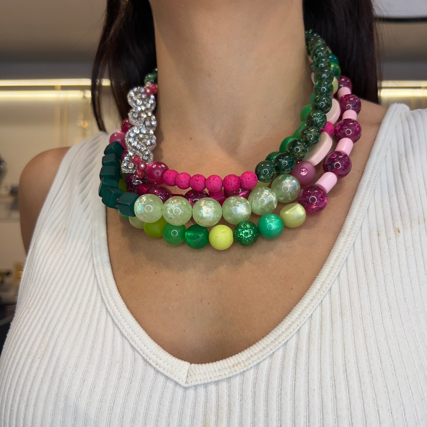 Collar fucsia, verde y rosa