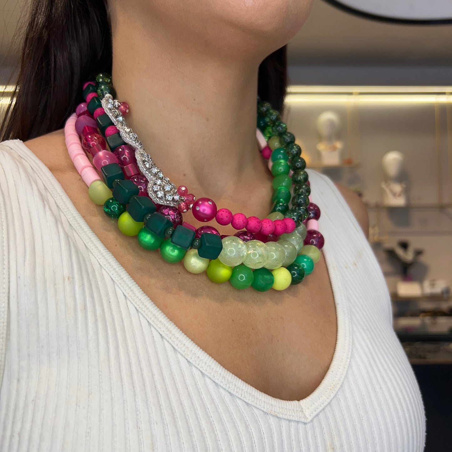 Collar fucsia, verde y rosa