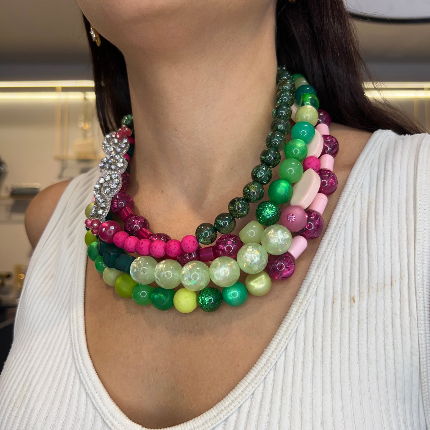 Collar fucsia, verde y rosa