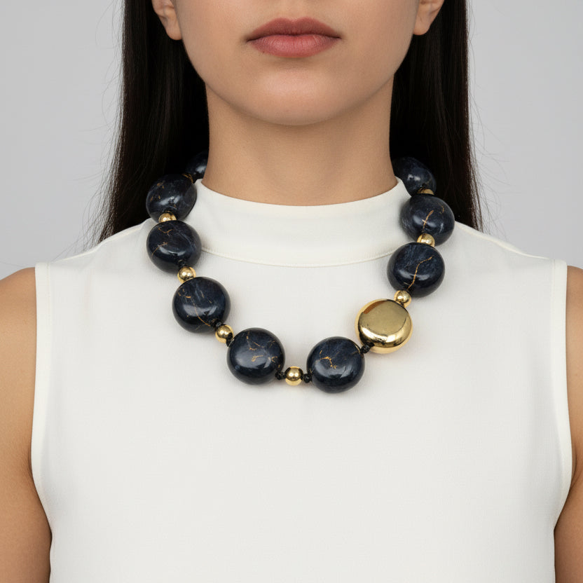 Collar resina gris y dorado