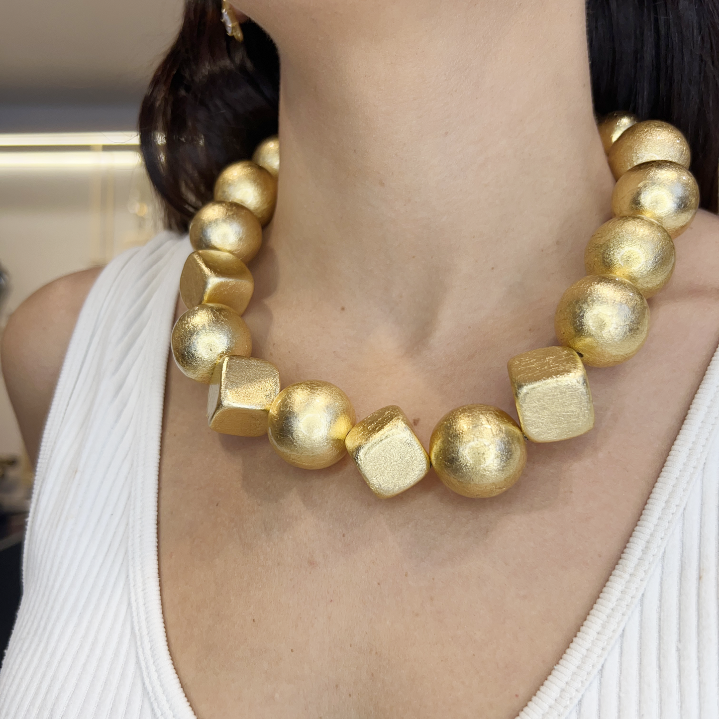 Collar dorado cuentas geoemetricas